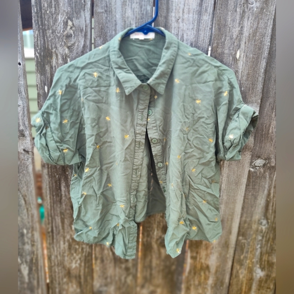 Women's sz small button down crop top ft bees